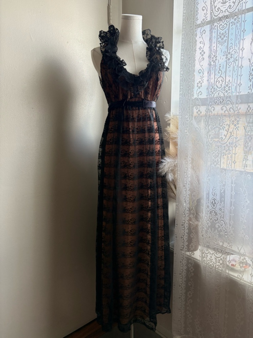 Vintage 1970s noir lace ruffle maxi sleeveless night gown dress